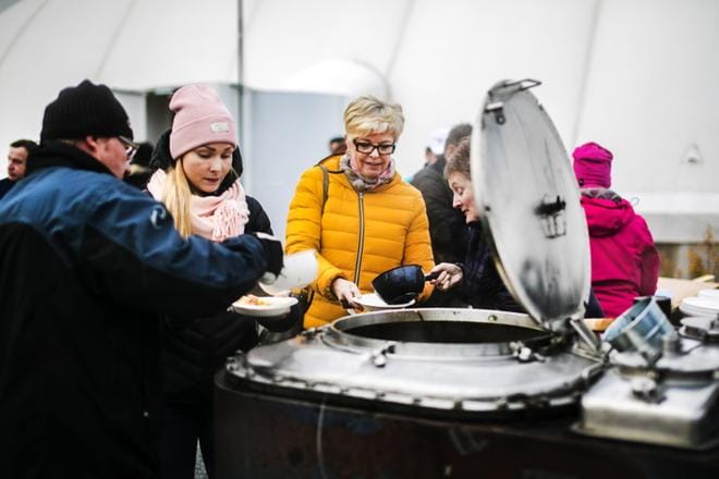 Kalevan kisoissa talkoohommia tehneet Elina Ottela (vas.) ja Marita Ottela saivat lohikeittoannoksensa soppatykistä sunnuntaina. Jakelijoina touhusivat Hannu Tirkkonen ja Tarja Takala. KUVAT: KRISTA LUOMA