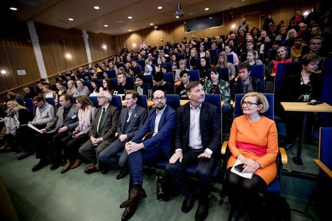 Sivistysvaliokuntaa johtava Tuomo Puumala (kesk.) sanoo kaipaavansa kansanopistojen yhteisöllisyyden kokemusta. Kansanedustaja Jukka Gustafssonille (sd.) kansanopistosta tuli ammatti, johon hän haaveilee palaavansa. Puhemies Paula Risikko (kok.) ehti käydä kaksi kuukautta Raudaskylän opistoa ennen kuin sain toisen opiskelupaikan, ja jätti opiston kesken. Maanantaina he pohtivat opistojen roolia Ilmajoella. KUVA: JAAKKO ELENIUS