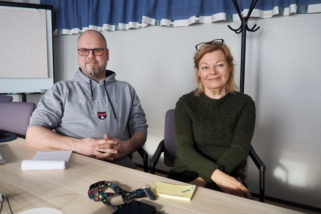 Kemijärven rakennusvalvonnassa kiinteistötietojen päivitykseen osallistuvat rakennustarkastajan lisäksi lupavalmistelija Marja-Liisa Vornanen (oik.) ja kartoittaja Matti Heikkilä.