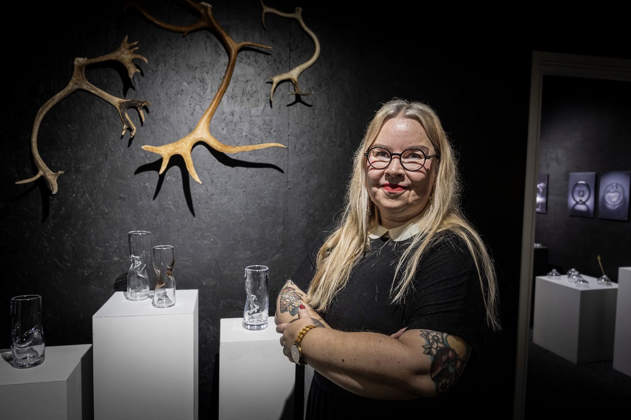Milla Johansson käsittelee teoksissaan ekologista kestävyyttä, kulttuurista haurautta sekä ihmisen ja luonnon keskinäistä riippuvuutta.
