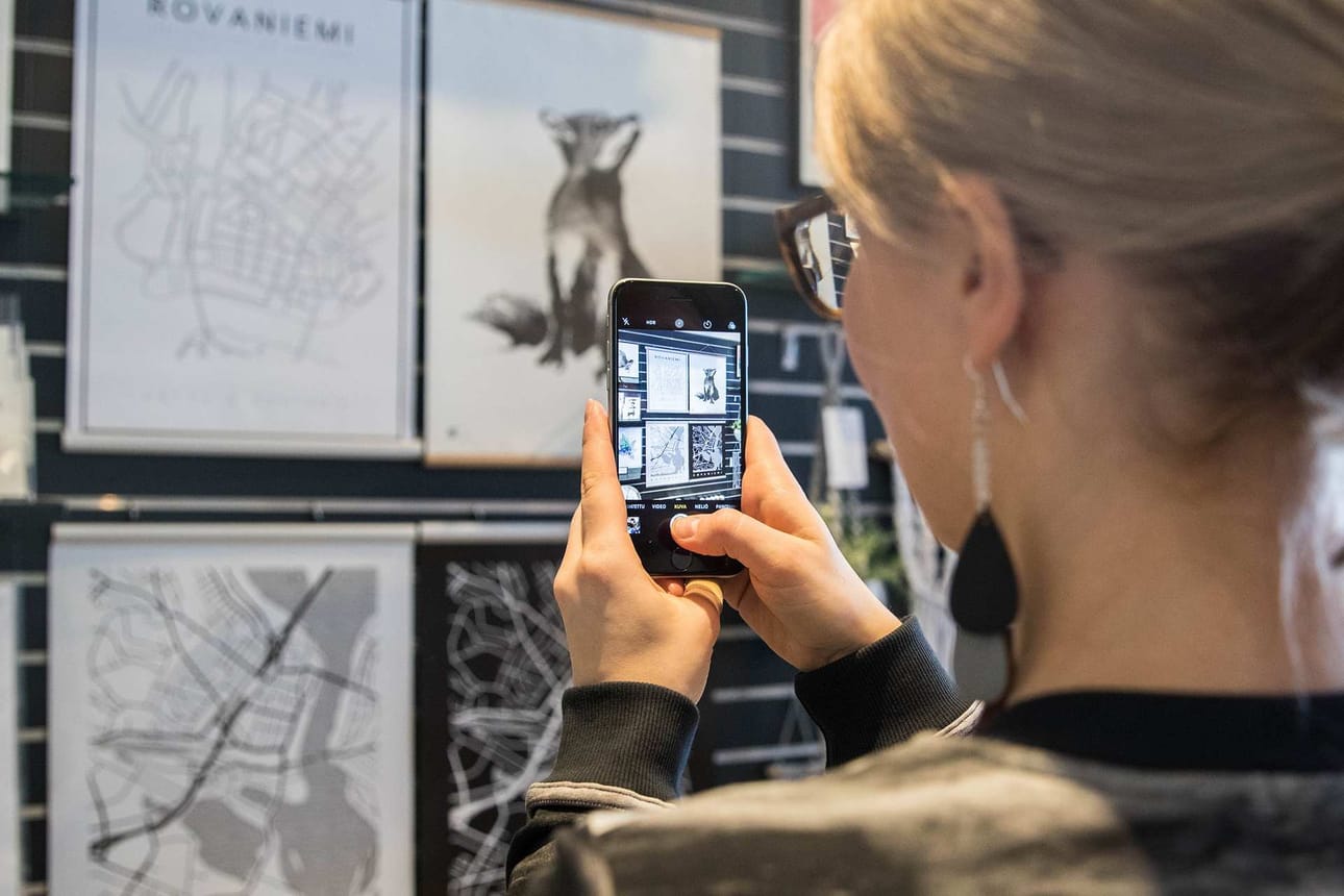 Korundi Shopin Instagram-tiliä @korundishop päivitetään aktiivisesti uusista saapuneista tuotteista. ”Monet asiakkaat tulevat Korundi Shopiin hakemaan tuotteita Instagramin perusteella”, kertoo Korundi Shopin vastaava Marjo Pitkänen.