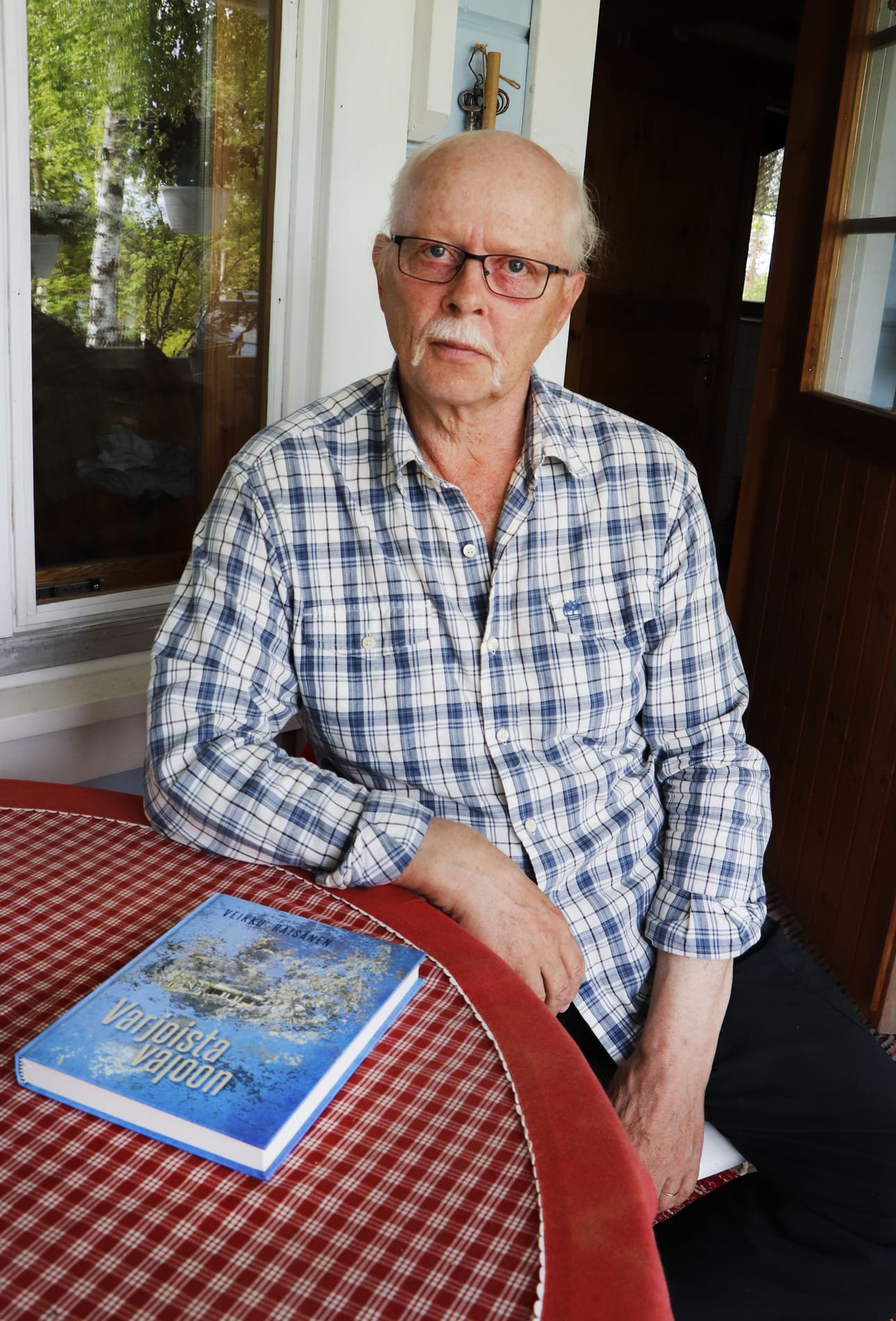 Veikko Räisänen on saanut valmiiksi kymmenennen kirjansa. Teos on samalla viides omaelämänkerta-sarjassa.