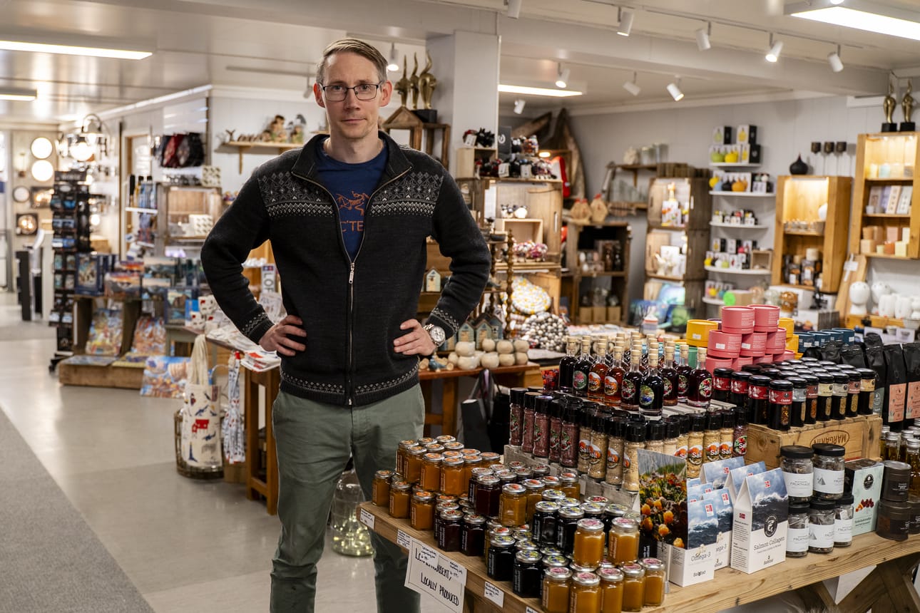 Erik Andreas Olsen työskentelee Leknesissä matkailualalla. Myymälässään hän myy kaikkea turisteille kelpaavaa magneeteista villapaitoihin. Kaamoksen aikaan paikalliset hakevat häneltä valaisimia.