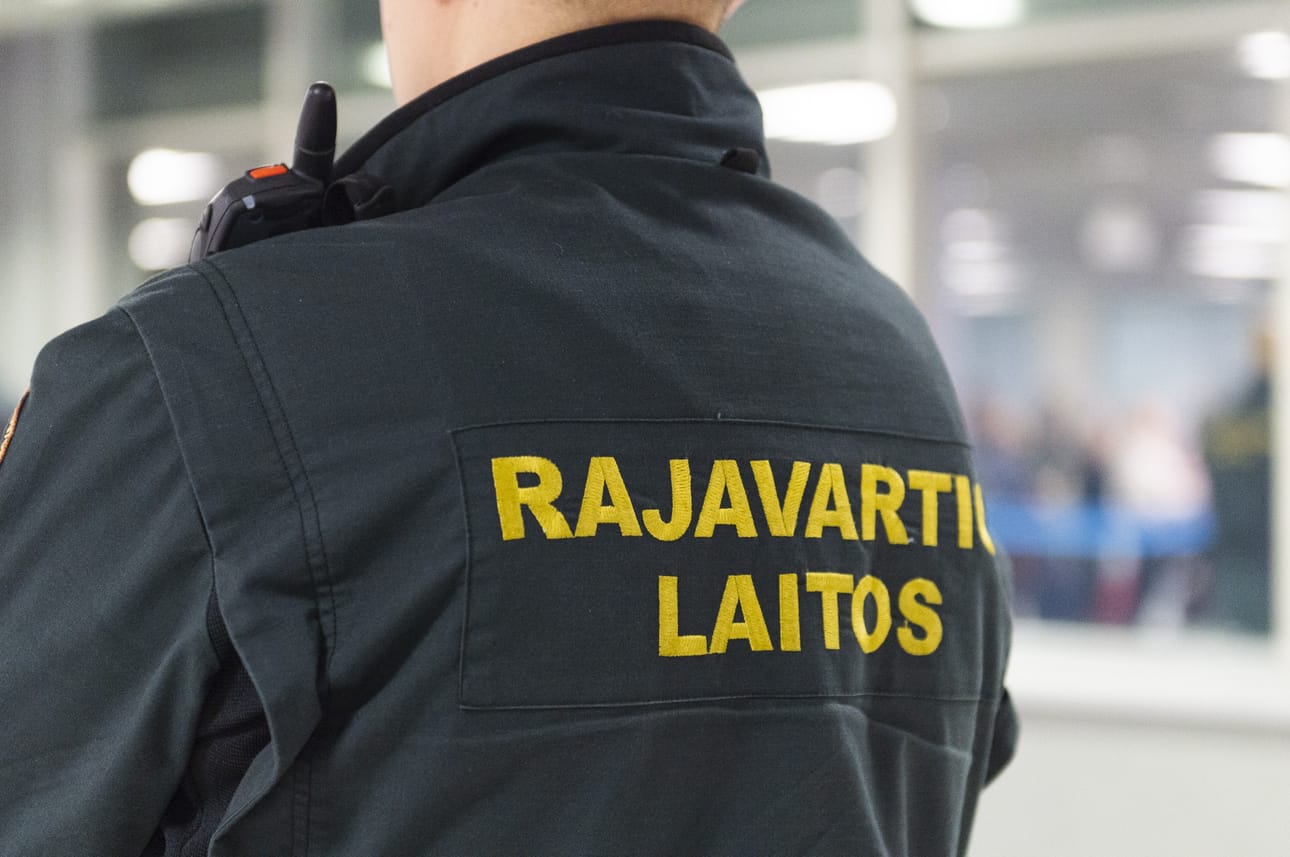 Suomi sulki rajansa torstaina hillitäkseen uuden koronaviruksen leviämistä. Torstai-iltana annettujen ohjeistusten mukaan virolaisten työmiesten pendelöinti Helsinki-Tallinna-välillä loppuu sunnuntaina.