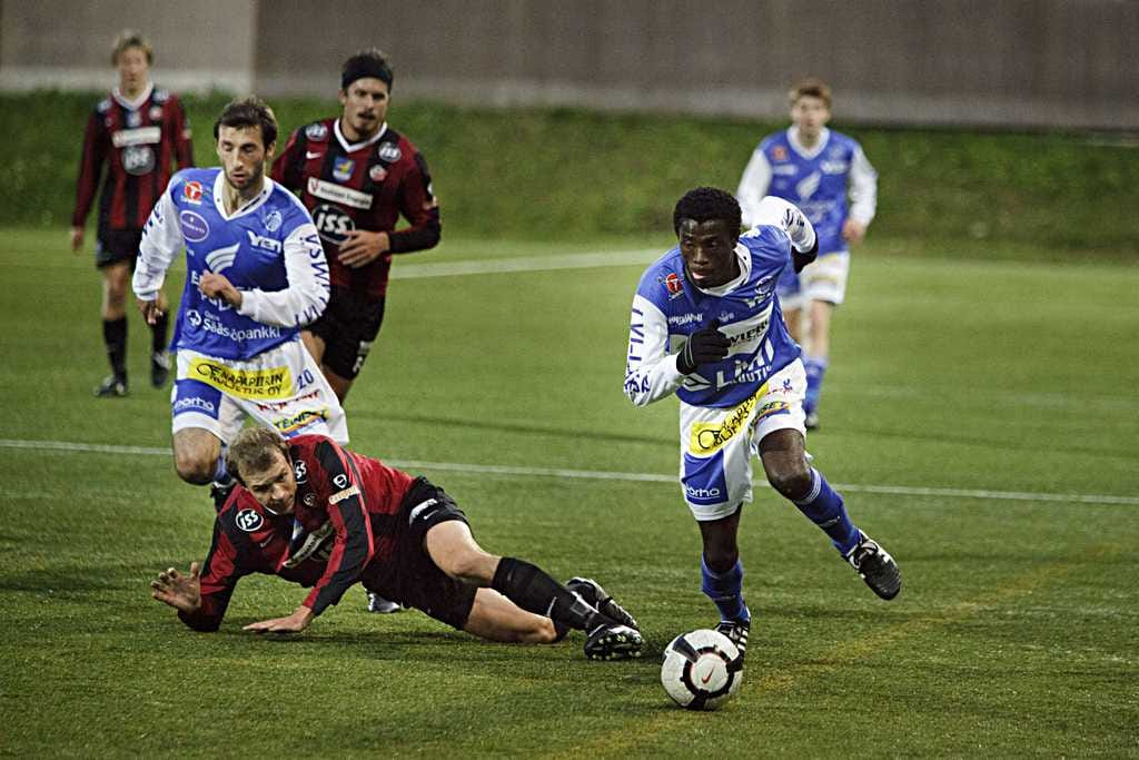 Ropsin Nchimunya Mweetwa ohitttaa PK-35:n Mikko Halmeen ja vasemmalla juoksee Ropsin Pavle Khorguashvili jalkapallon Miesten Ykkösen ottelussa PK-35 Vantaa vs RoPS Vantaalla lokakuussa. Khorguashvili ja Mweetwa ovat epäiltyjä sopupelijutussa.