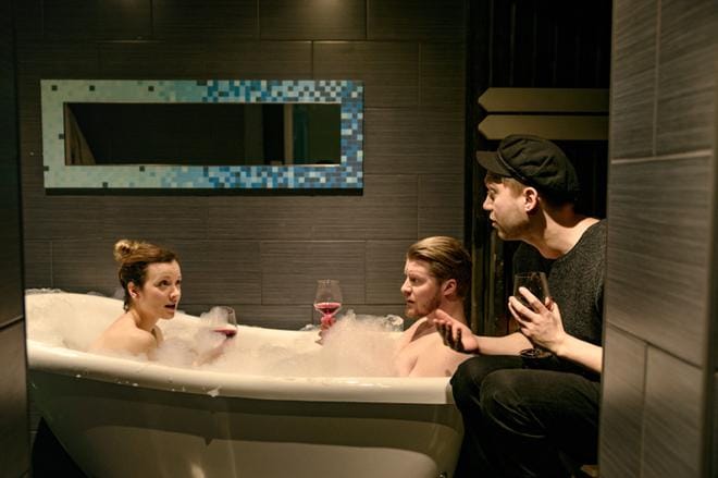 Eevi (Elena Leeve) yrittää kylpeä miehensä kanssa, mutta hän joutuu kuuntelemaan näyttelijäveljensä Janin (Jarkko Niemi) maailmantuskaa. KUVA: Hanna-Maria Gronlund