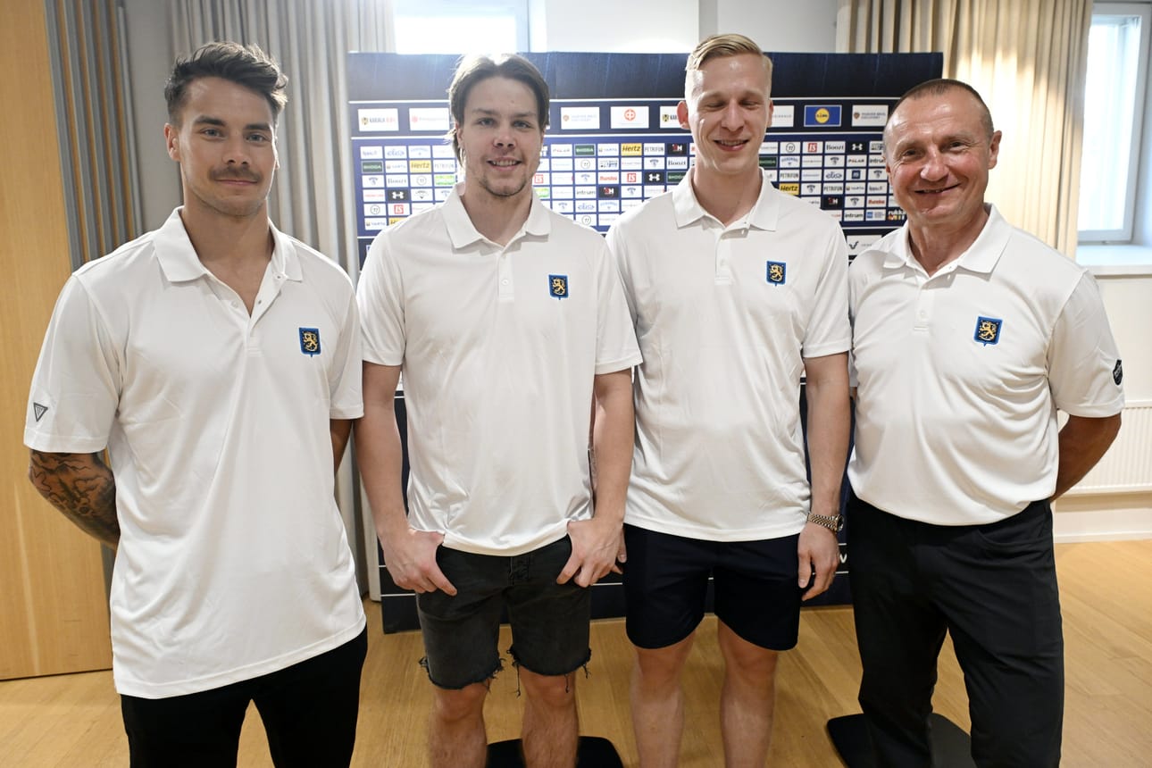 Perjantaina julkistamistilaisuudessa paikalla olivat Juuse Saros (vas.), Miro Heiskanen, Esa Lindell ja GM Jere Lehtinen. LEHTIKUVA / MIKKO STIG