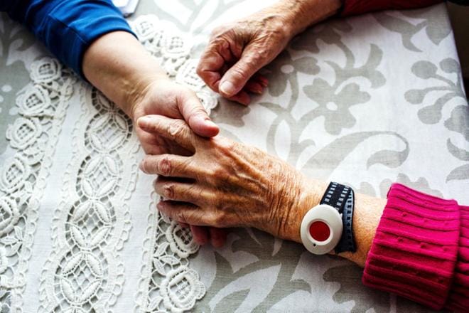 Silja Paavola kertoo, että hoivakodin hoidettavien omaiset ovat olleet nyt yhteydessä liittoon. ”He ovat sanoneet, että jäsenemme on toiminut esimerkillisesti ja he voivat tulla oikeuteen todistamaan, että kyseessä on erittäin hyvä hoitaja.” KUVA: OSSI AHOLA