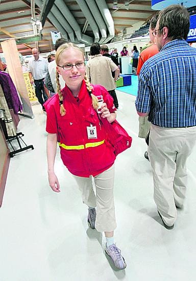 SPR:n päivystäjä Niina Romppainen kiertää ensiapulaukku olallaan Ouluhallissa.