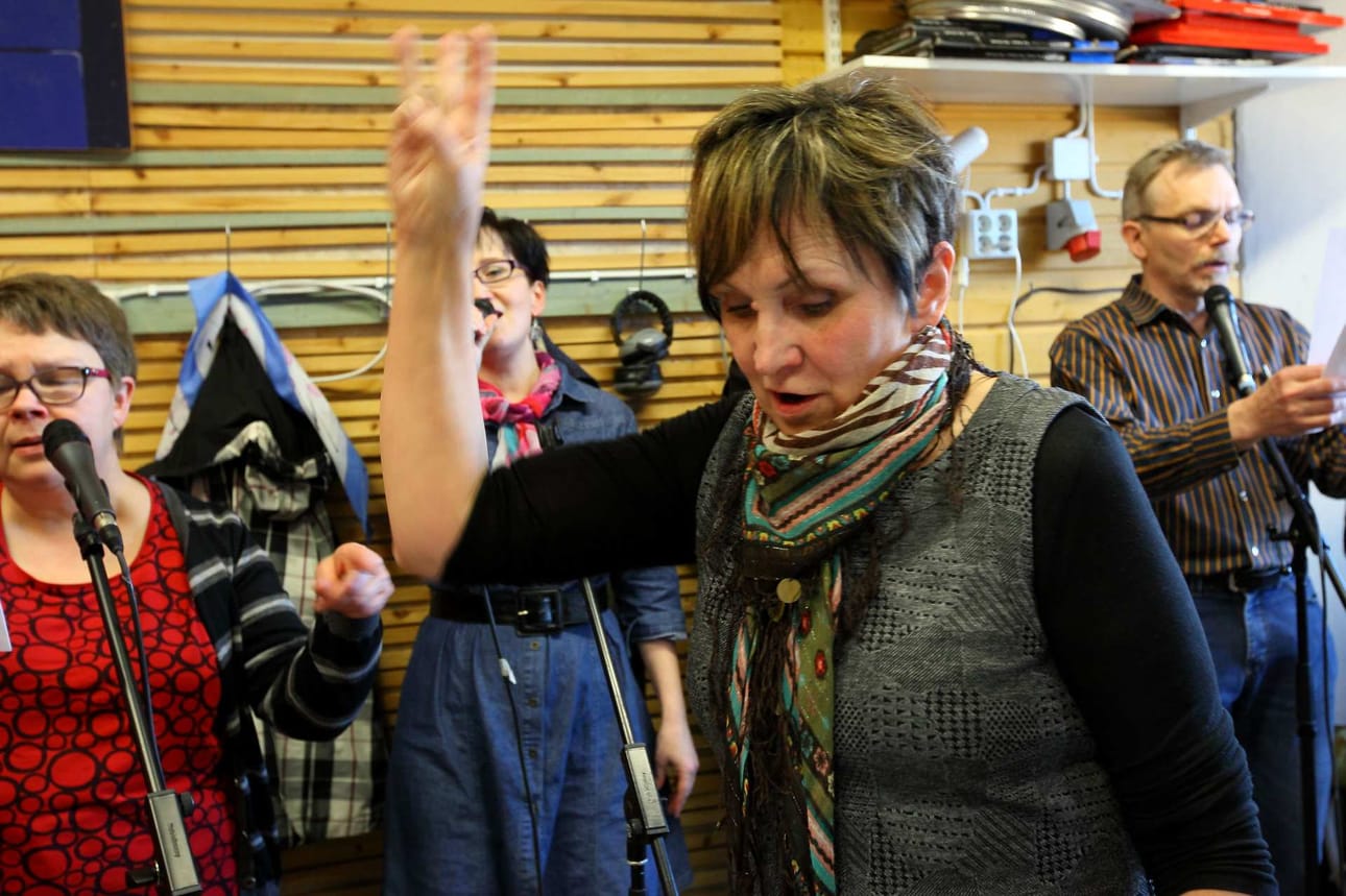 Anne Huhtala on Loivat laulut-kuoronsa kanssa koonnut kirkkoon sopivan jouluohjelmiston. Konsertti on Vihannin kirkossa sunnuntaina 10.12. klo 18.30.