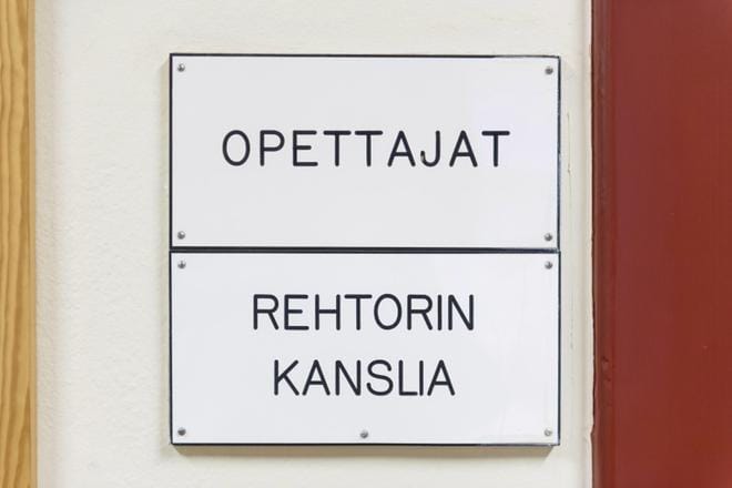 Oikeusasiamiehen kanslia kehottaa lapsia ottamaan yhteyttä, jos esimerkiksi koulussa ilmenee epäoikeudenmukaista kohtelua.