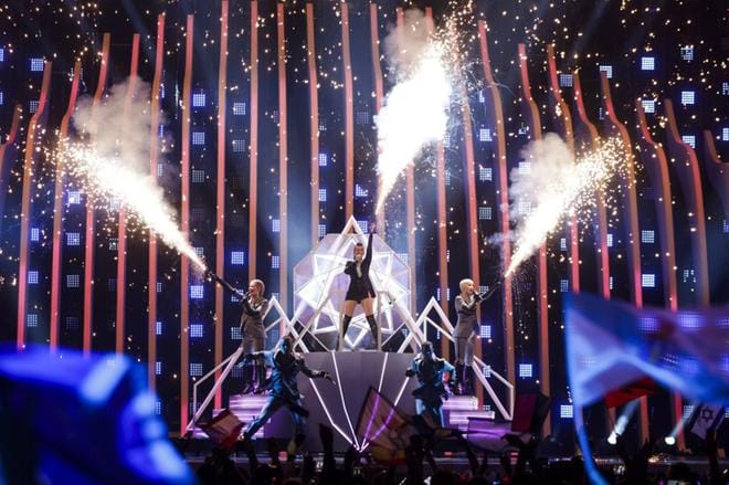 Saara Aalto selvitti myöhään tiistai-iltana tiensä Euroviisujen finaaliin kappaleella Monsters. Suomalaiset saavat lauantaina taas valvoa, sillä Aalto esiintyy finaalin jälkipuoliskolla. KUVAT: JOSE SENA GOULAO / EPA