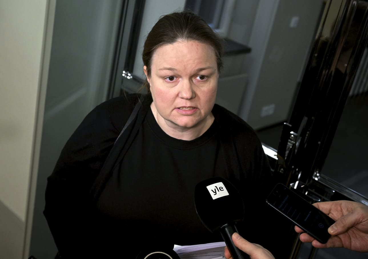 Krista Kiuru uskoo, että osa apteekeista olisi vaarassa lakimuutoksen vuoksi. Kiuru kuvattiin median haastateltavana torstaina valiokunnan kokouksen yhteydessä.