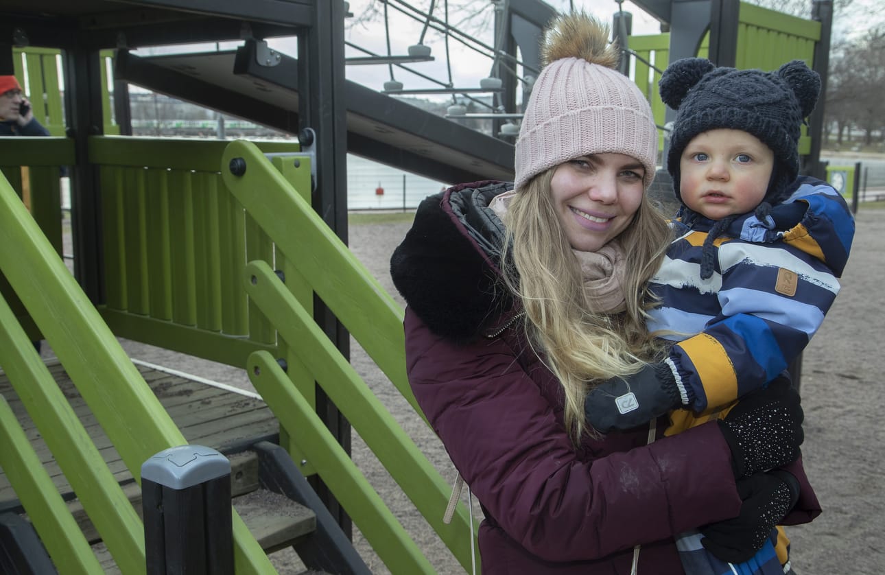 Eveliina Huolman on huolissaan läheisten puolesta, koska heillä on muita sairauksia. Sylissään hänellä on vuoden ja neljän kuukauden ikäinen Dominic Huolman.