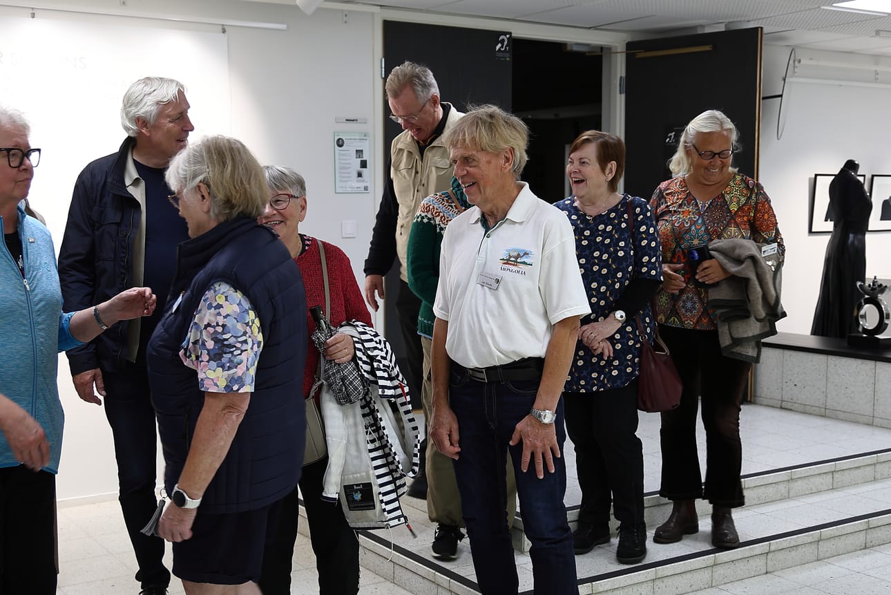 Rotarit kävivät lauantaina tutustumassa Ritva-Liisa Pohjalaisen näyttelyyn Tapahtumatalo Raahessa. Monialaisen taiteilijan työt herättivät vieraiden keskuudessa ihailua.