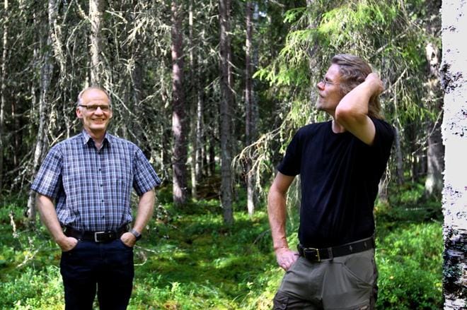 Tapio Kurkikangas (vas.) ja Hannu Saari löysivät metsäretken aikana paljon yhteistä. Kummatkin saavat elantonsa metsästä. KUVAT: JUHO KORPELA