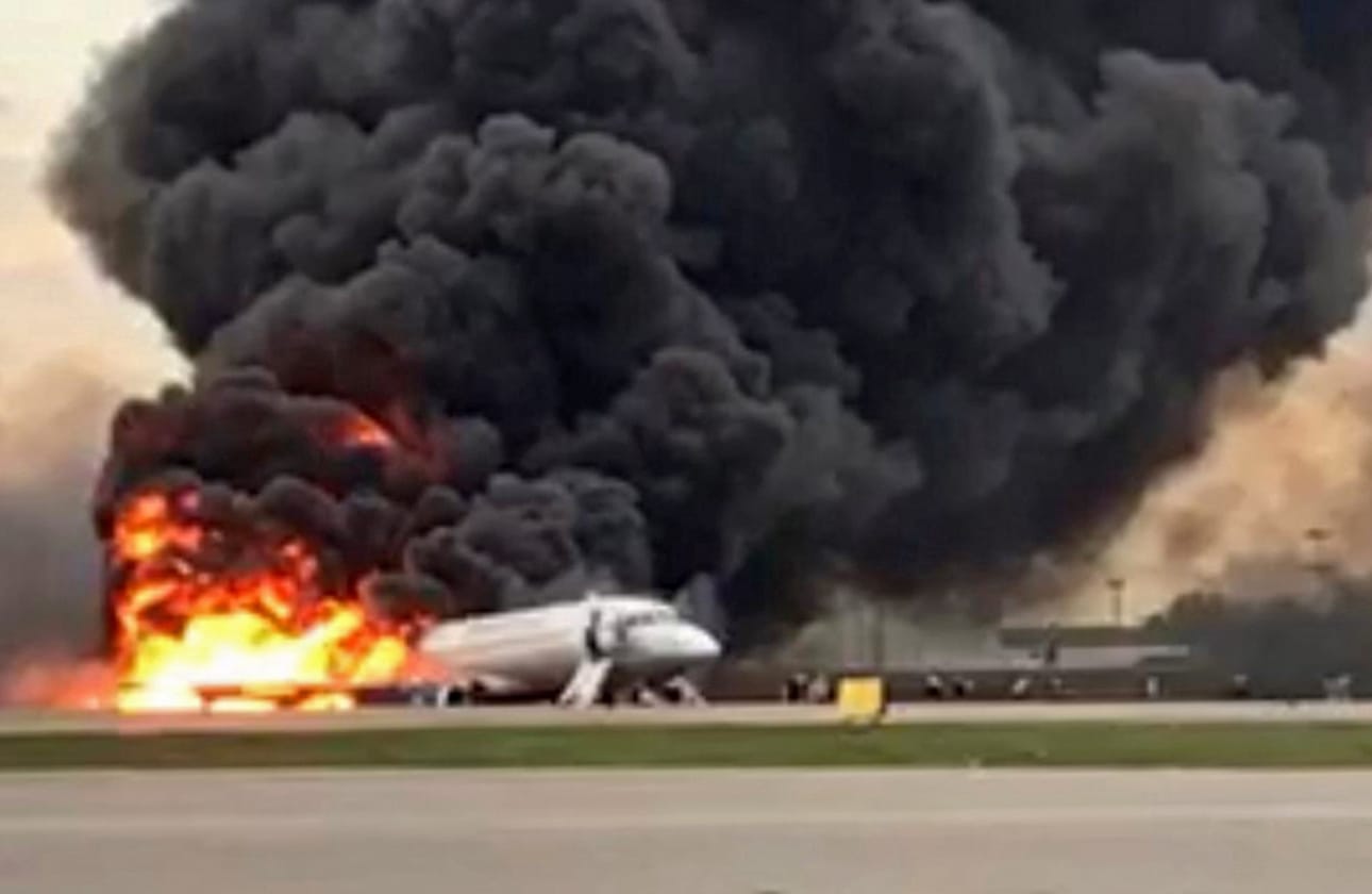Suhoi Superjet 100 -matkustajakone laskeutui Moskovan Sheremetjevon lentokentälle peräosa tulessa.