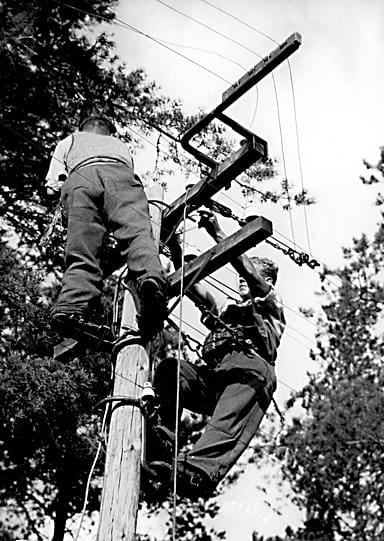 Vuonna 1939 Oulun Puhelimen miehet asensivat piuhaa Muhoksen suuntaan. Silloin kaikki liikenne kulki johtoa myöten.