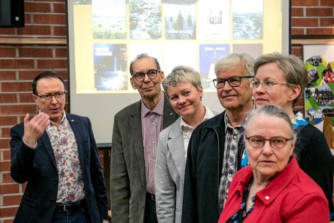 Jaakko Panula (vasemmalla), Heiki Taimi, Marketta Nummijärvi, Jussi Kleemola, Nina Jolkkonen-Porander ja Liisa Ruismäki kertoivat kotiseutuasioiden digitointiurakasta. Tietoa esimerkiksi Kauhajoen historiasta, maisemista ja rakennuksista löytyy netin osoitteesta kauhajoki.net. KUVA: JORMA HAVULA