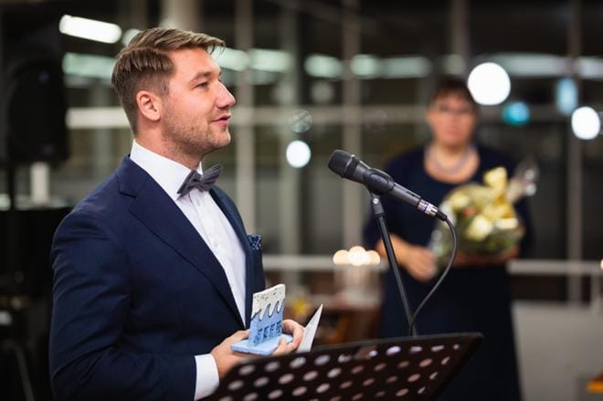 Samuli Manninen nimitettiin Vaasan yliopiston vuoden alumniksi yliopiston 50-juhlavuoden alumnigaalassa. Kuva: Sami Pulkkinen