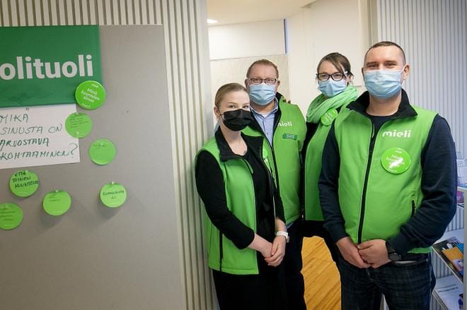 Seinäjoen Kriisikeskus Mobilen kriisityöntekijät Sarita Hakola, Juha Turpeinen, Päivi Prusti ja Juha Rossinen olivat kuuntelemassa ihmisten huolia keskiviikkona Apila-kirjastossa Huolituoli-tapahtumassa. KUVA: JAAKKO ELENIUS