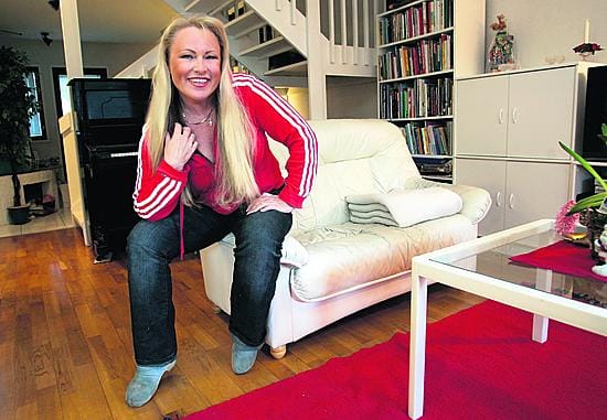 Työnsä vastapainoksi Anne Sällylä rentoutuu hyvän kirjan parissa. Erityisesti näyttelijöiden elämäkerrat kiinnostavat.