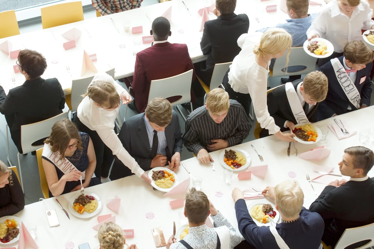Juhlan tuntua toivat Hirsikampuiksen kahdeksasluokkalaiet, jotka tarjoilivat ruuan yseille pöytään.