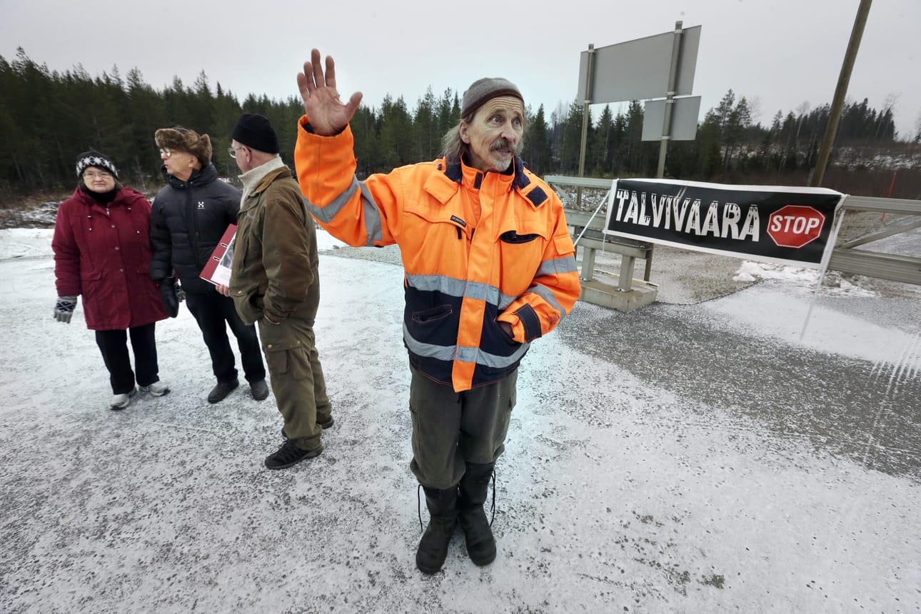 Hannu Hyvönen ja kourallinen muita Talvivaaraa vastustavia aktiiveja on kokoontunut Talvivaaran portille.