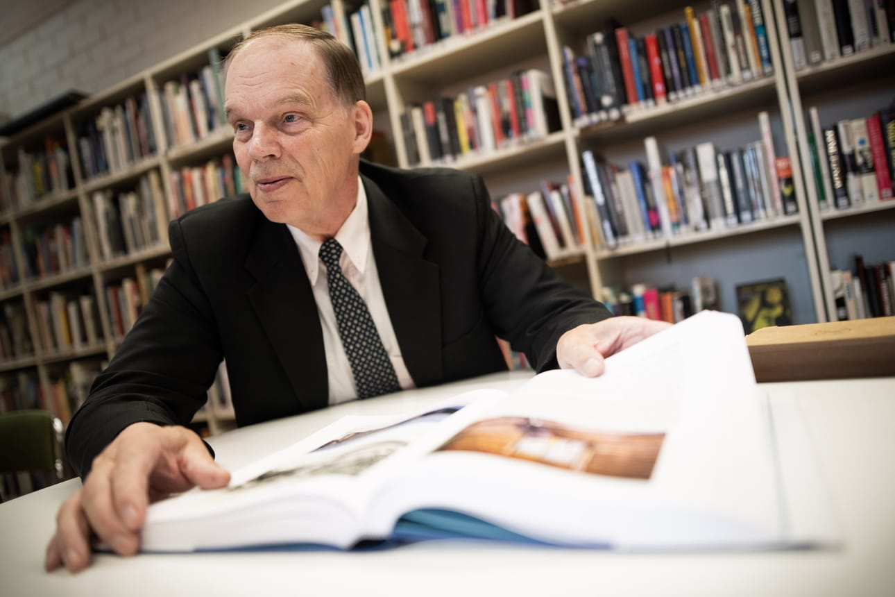 Seppänen lahjoitti keskiviikkona Kuusamon kirjastolle uuden kirjansa, jonka nimi on: ”Rantaneuvos Eero Antero Seppänen. Minun surkea sukuni miksi minut hylkäsitte?”.