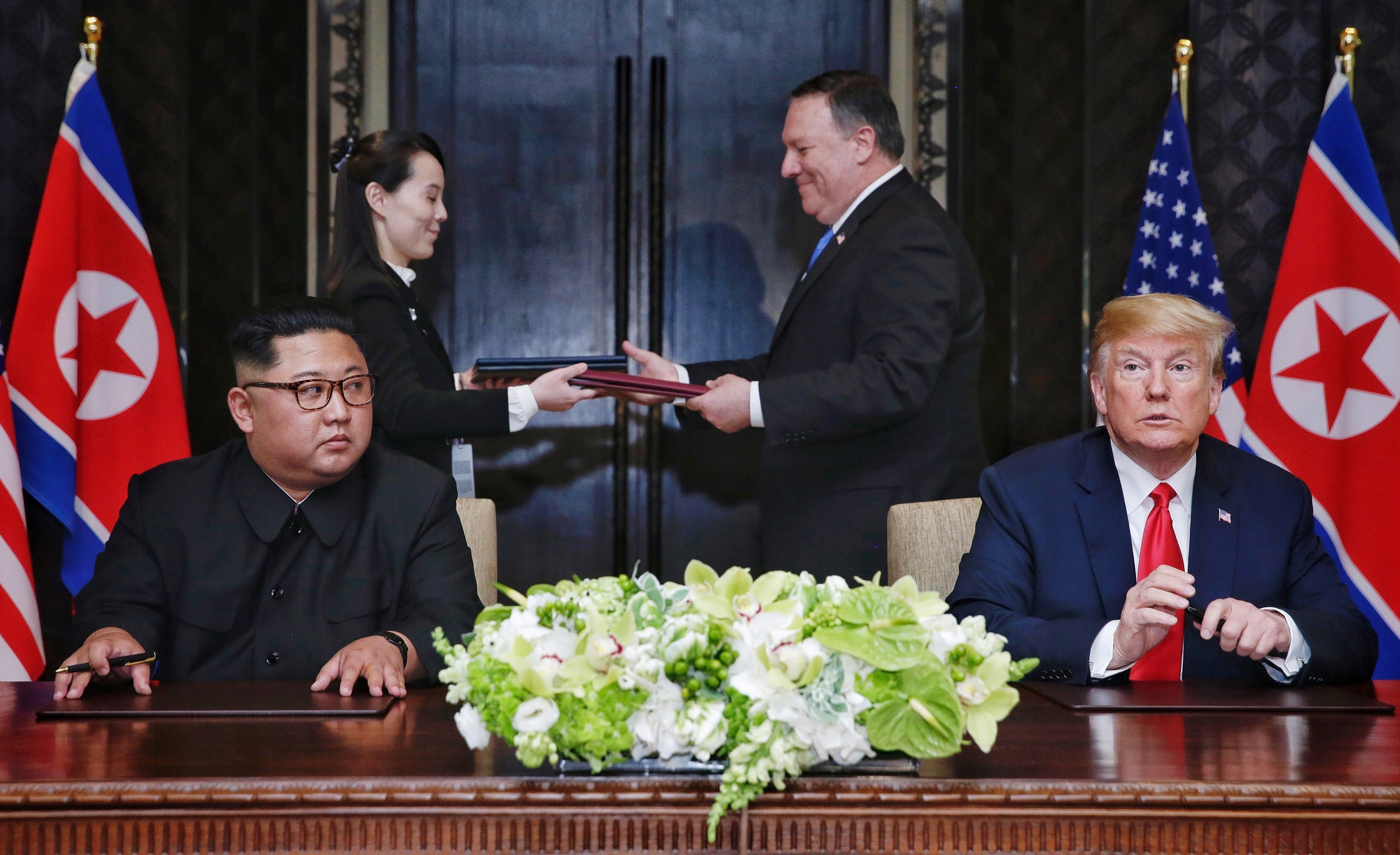 Kim Jong-unin sisko Kim Yo-jong ja Yhdysvaltain ulkoministeri Mike Pompeo vaihtoivat keskenään Trumpin ja Kimin allekirjoittaman dokumentin vain hetki sen jälkeen, kun he olivat allekirjoittaneet sen.