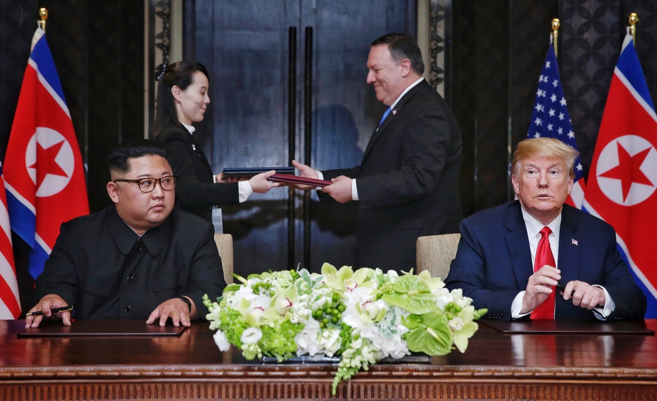 Kim Jong-unin sisko Kim Yo-jong ja Yhdysvaltain ulkoministeri Mike Pompeo vaihtoivat keskenään Trumpin ja Kimin allekirjoittaman dokumentin vain hetki sen jälkeen, kun he olivat allekirjoittaneet sen.