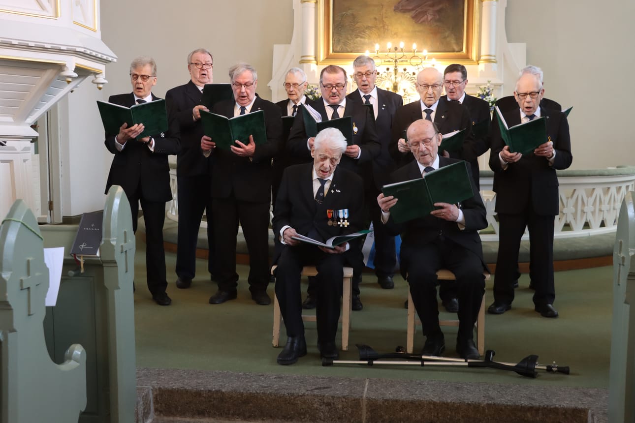 Juhlassa esiintynyt Alahärmän veteraanikuoro on perustettu vuonna 2002. Kahdestatoista laulajasta seitsemän oli tuolloin sotiemme veteraaneja, heistä on mukana vielä Erkki Malmi, edessä vasemmalla. Kuoron miesvahvuus on pysynyt kahdessatoista.