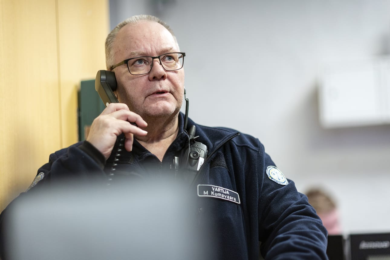 Vangit voivat soittaa vartijoille selleissään olevien laitteiden avulla. Kumavaara vastaa vastaanotto-osaston puhelimeen tuleviin soittoihin.