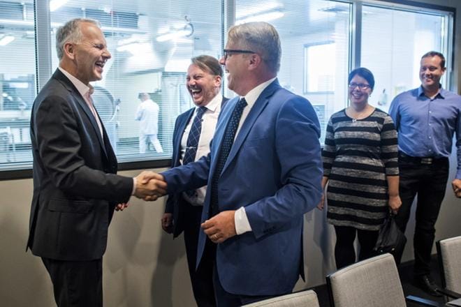 Hallituksen edustaja Jari Leppä löi opposition edustajien Peter Östmanin ja Mats Nylundin kanssa kättä päälle siitä, että tuottajien asemaan tulee parannusta. KUVA: CLAS-OLAV SLOTTE