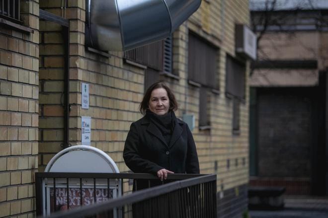 Itsekin Kriisipuhelimessa päivystäneen Riikka-Liisa Rantalan mukaan päivystäjän tärkein tehtävä on kuunteleleminen. Korona-aikana yksinäisyys vaivaa monia. – Kenellekään ei ole hyväksi, jos on vuorokausikaupalla yksin eikä puhu kenellekään. KUVA: JAAKKO ELENIUS