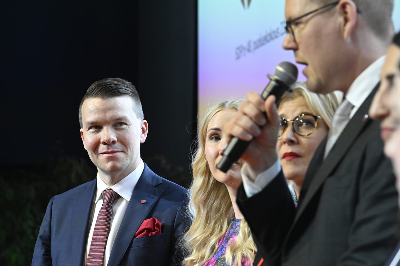 SDP:n puoluesihteeri Mikkel Näkkäläjärvi (vas.), varapuheenjohtajat Pinja Perholehto, Niina Malm, puheenjohtaja Antti Lindtman ja varapuheenjohtaja Nasima Razmyar SDP:n puoluekokouksessa Tampereella sunnuntaina.
