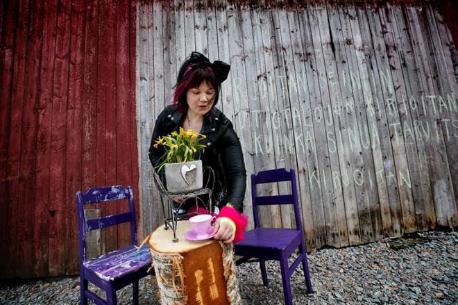 $ID/NormalParagraphStyle:Yrittäjä Mari-Liisi Hautaniemi on rakentanut aiheeseen liittyvän Cafe Levoton Tuhkimo -nimisen kahvilan pihapiirillensä. Kuva: Jaakko Elenius