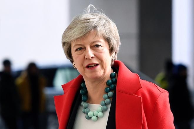 Pääministeri Theresa May saattaa lehtitietojen mukaan yrittää saada vielä kerran lisää neuvotteluaikaa Brexit-sopimuksen ehtoihin. Parlamentin pitäisi äänestää erosopimuksesta jo runsaan viikon kuluttua. KUVA: Andy Rain