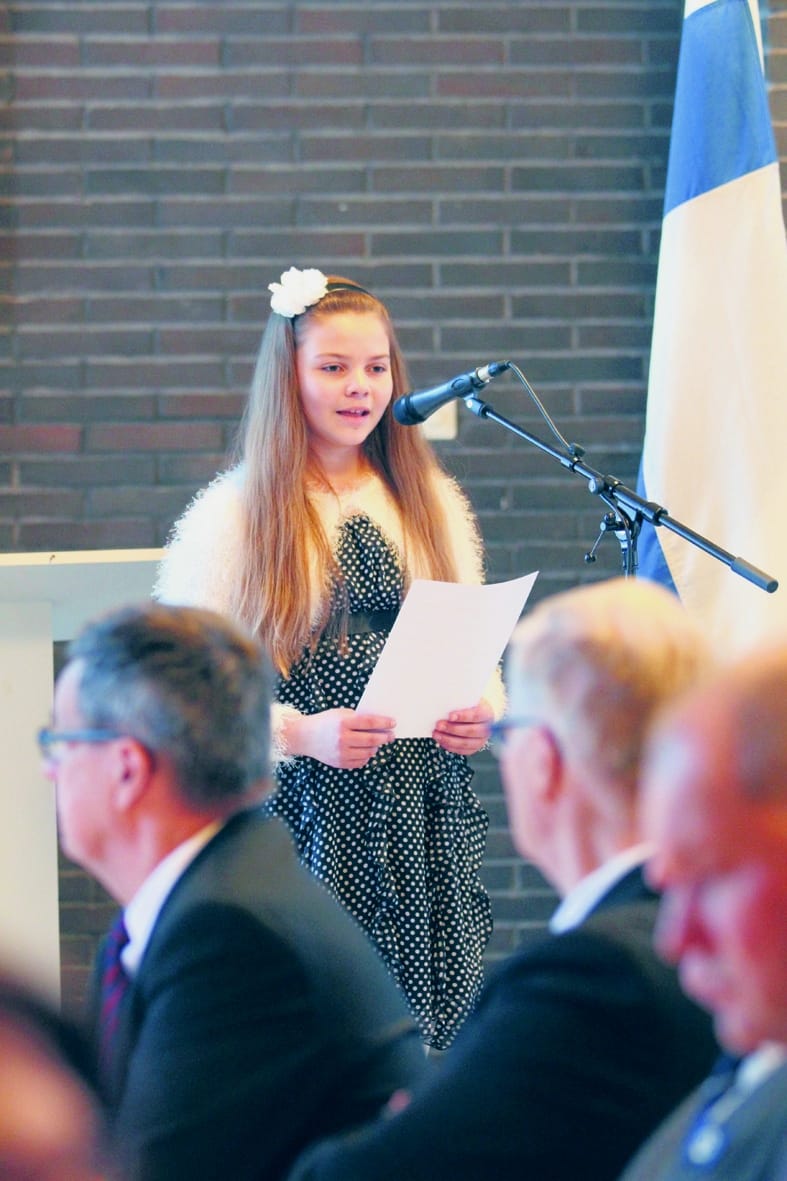 Aina yhtä heleä-ääninen Martta Koski-Vähälä esiintyi 100-vuotisjuhlassa.