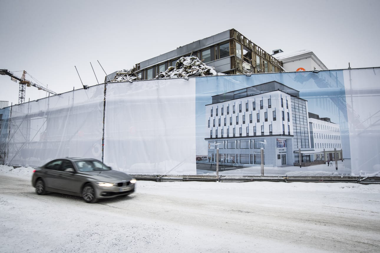 Pohjolan Osuuspankin tontilla tehdään parasta aikaa purkutöitä. Työmaakyltit pystytetään, jahka pääurakoitsija ja muut urakoitsijat on valittu, pääsuunnittelija Harri Tingander kertoo.