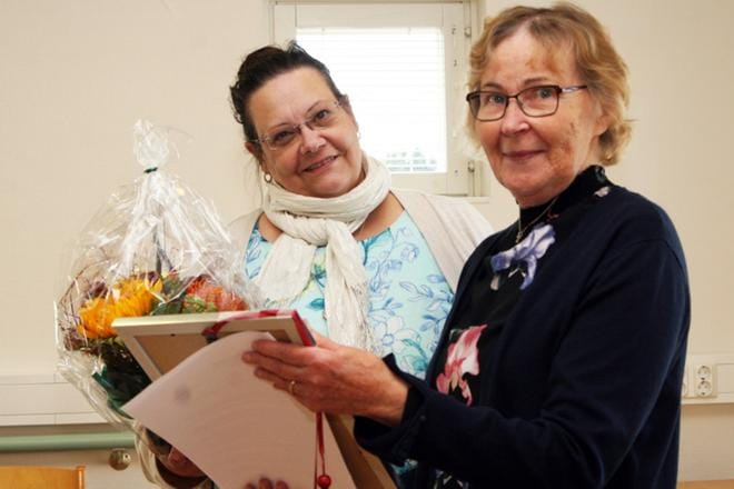 Soile Jukkala vastaanotti Minna Huhtamäki–Kuoppalalta huomionosoituksen, joka oli suunnattu SPR:n Ähtärin ystäväpalvelun vapaaehtoisille. KUVA: MINNA HIIRONEN