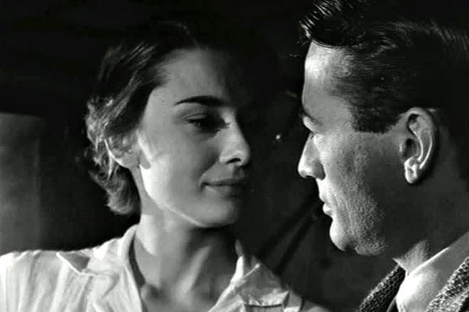 Audrey Hepburn on prinsessa, joka karkaa Roomassa omille teilleen ja kohtaa jymyjuttua metsästävän lehtimiehen (Gregory Peck) Loma Roomassa -elokuvassa. KUVA: Yle Kuvapalvelu