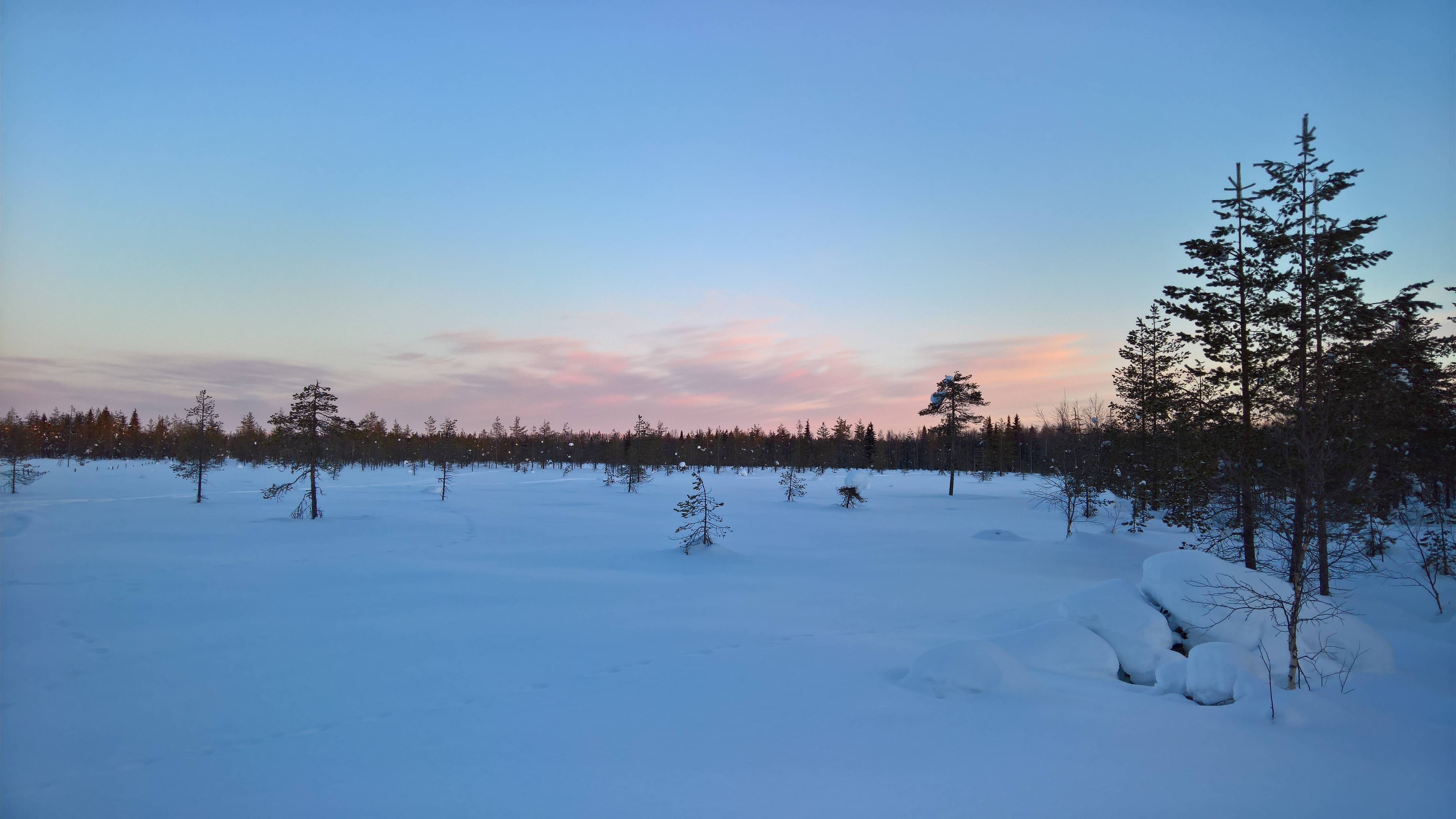 Taivalkosken Siekkisen kylän pakkasennätys tehtiin maaliskuun alussa, kun lämpötila putosi -33,4 asteeseen. Elokuun lämpöennätykseksi kirjattiin puoli vuotta myöhemmin + 29,9 astetta.  KS 7.3.