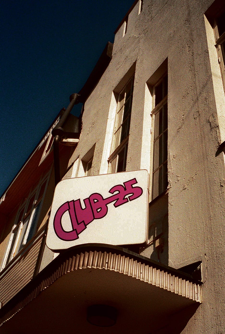 Club 25 sijaitsi osoitteessa Raastuvankatu 25. Rakennus paloi vuonna 2013.