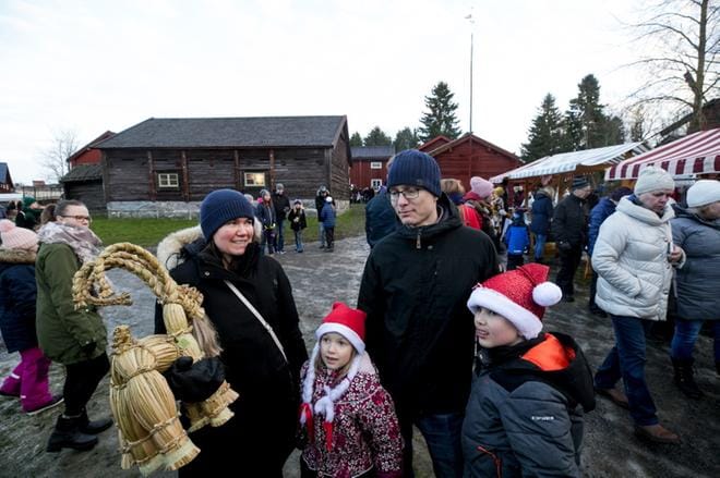 Riikka ja Veli-Pekka Salo sekä lapset Eeva ja Jaakko olivat lähteneet yhdessä mummon kanssa ensimmäistä kertaa Stundarsin joulumarkkinoille. KUVAT: JAAKKO ELENIUS