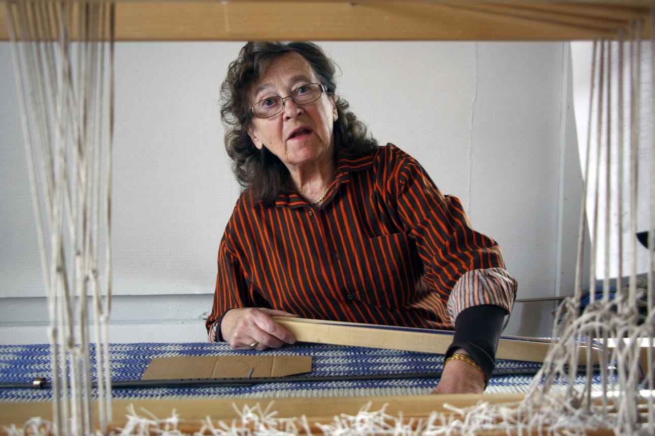 Maija-Liisa Holma on käynyt kotikylän kudontapiirissä kymmeniä vuosia. Nyt näyttää siltä, ettei kutojille löydy uusia tiloja.