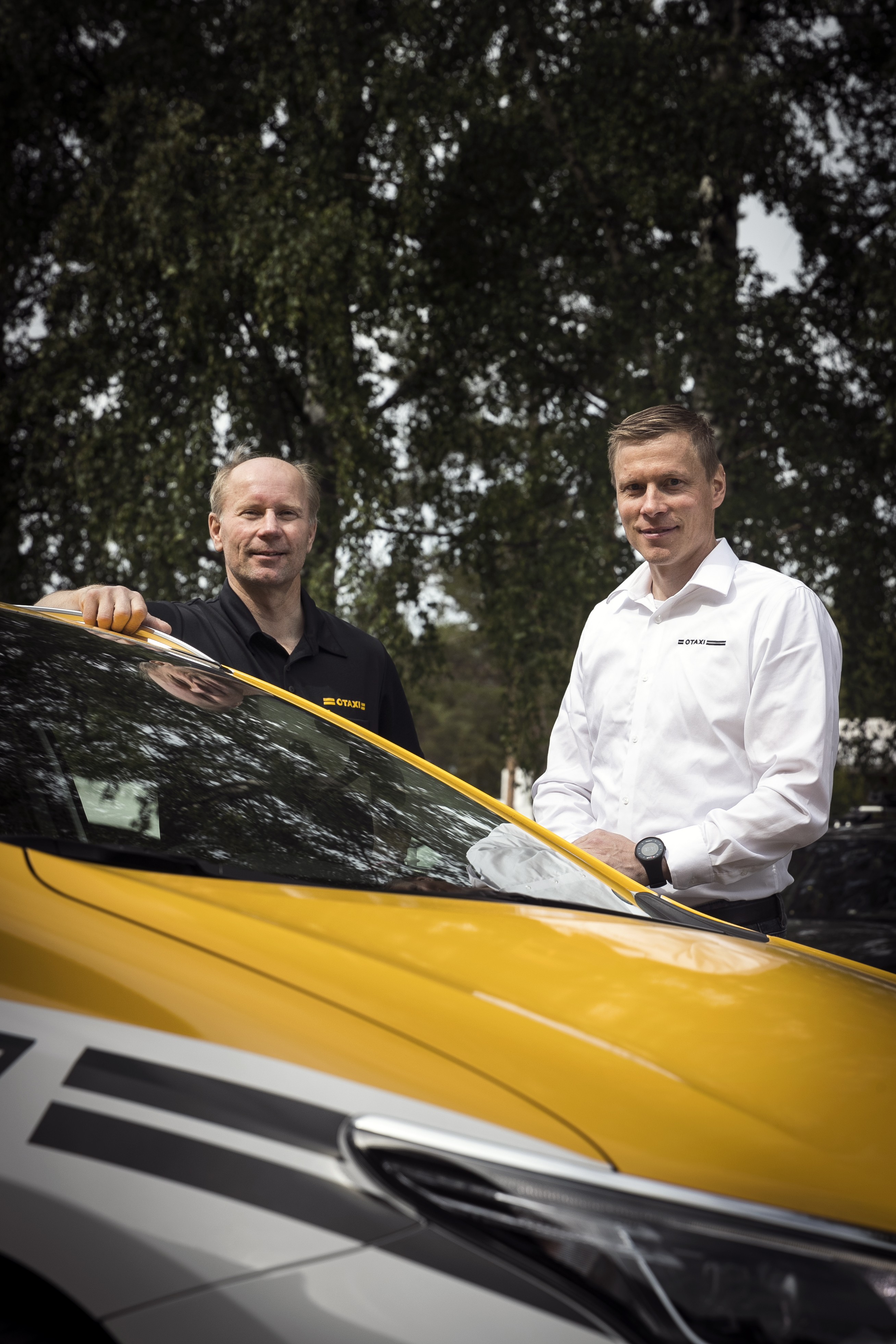 Taksiautoilija Mikko Flink (vasemmalla) ajaa Oulun Aluetaksin alaisuudessa. Toimitusjohtaja Ville-Veikko Pohjola haluaa kilpailla laadulla, palvelulla, turvallisuudella, kuljettajien koulutuksella ja vakailla hinnoilla. Toimitusjohtaja uskoo, että luotettavuus ja tuttuus ratkaisevat, kun asiakas päättää, mistä tilaa taksinsa.