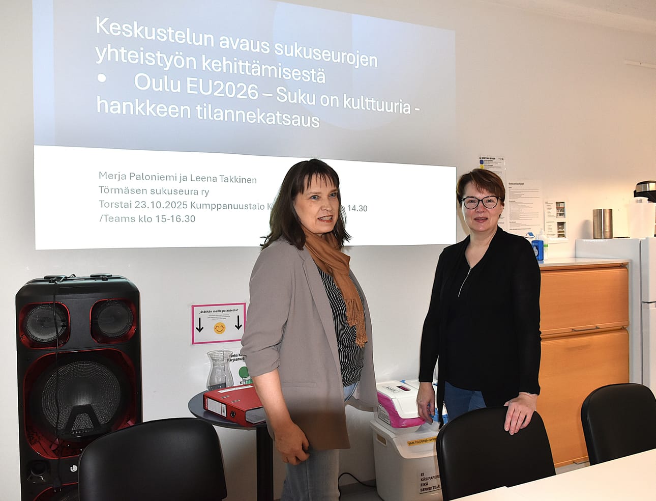 Merja Paloniemi ja Leena Takkinen kertoivat Kuusamossa Suku on kulttuuria -tapahtumasta koillismaalaisille sukuseuroille lokakuussa järjestetyssä tiedotustilaisuudessa.