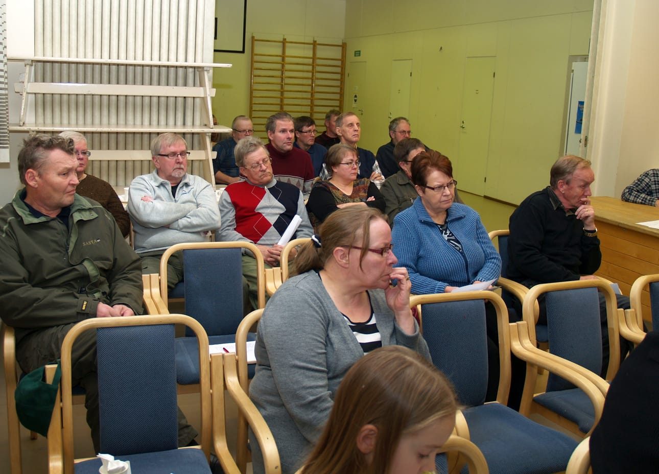 Mitä tehdä, kun valokuitua ei kuulu ja laskut pitää käydä kirkonkylällä maksamassa? Taivalkosken kylien väki pohti vesiasioiden ja laajakaistan tulevaisuutta Kurtin koululla tiistai-iltana.