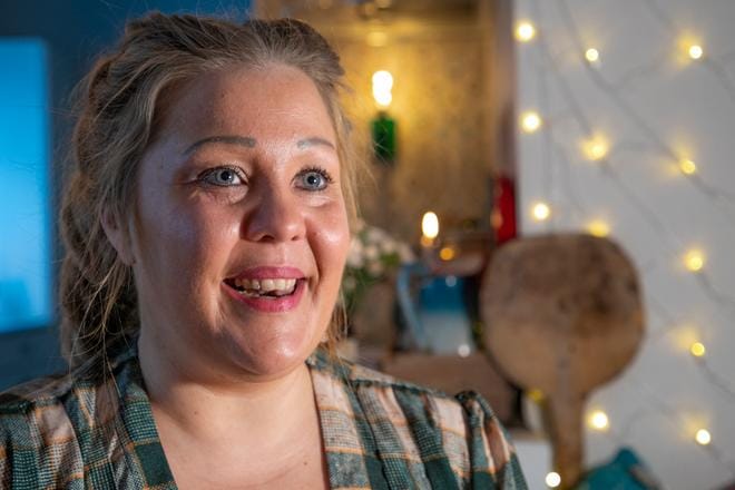 Kauhavalainen yrittäjä Merja Virtakangas rakastaa valoa valtavasti ja se näkyy kodin sisustuksessa joulun aikaan. Hän opettelee myös luopumaan tavaroista – niistä tärkeistäkin. Kuva: Jari E. Hakala